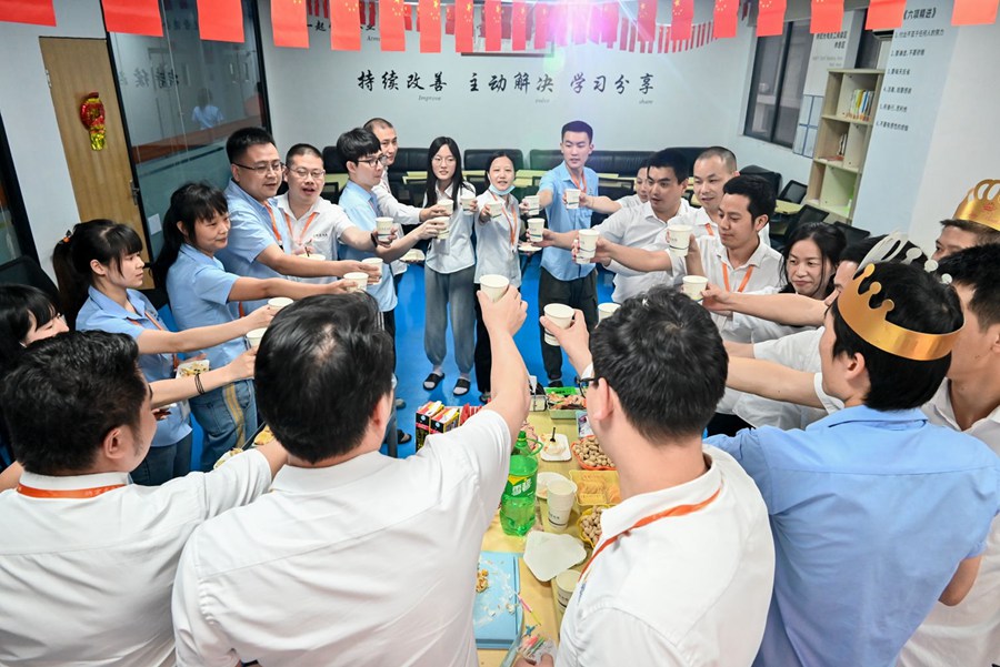 大家一起舉杯